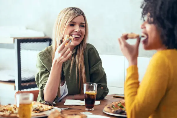 Vrouwelijke Vrienden Eten Pizza Restaurant — Stockfoto