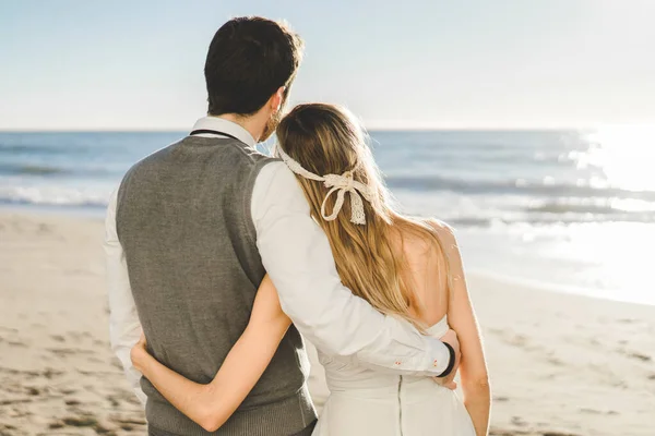 Newlywed Couple Arm Standing Beach — Stock Photo, Image