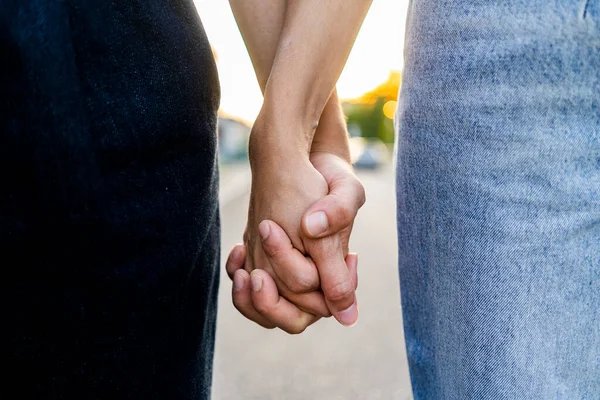 Lesbisches Paar Hält Händchen — Stockfoto