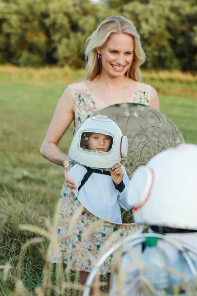 Madre Che Mostra Specchio Figlio Che Indossa Costume Astronauta Sul — Foto Stock