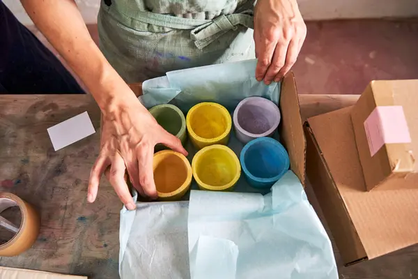 Владелец Женского Магазина Устраивает Разноцветные Дизайнерские Бетоны Коробке Мастерской — стоковое фото