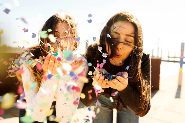 Молодые Женщины Раздувают Конфетти Солнечный День — стоковое фото