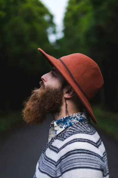 Hipster Homme Barbe Brune Portant Chapeau — Photo