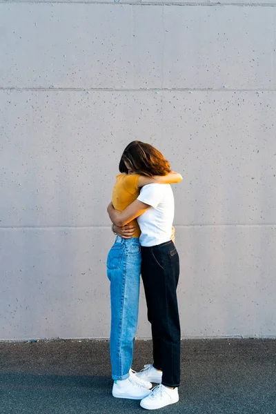 Casal Abraçando Enquanto Está Caminho — Fotografia de Stock