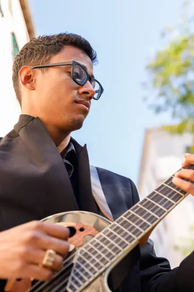 Männlicher Musiker Mit Brille Spielt Gitarre — Stockfoto