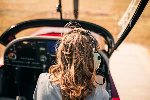 Volwassen Vrouw Met Blond Haar Zitten Vliegtuig — Stockfoto