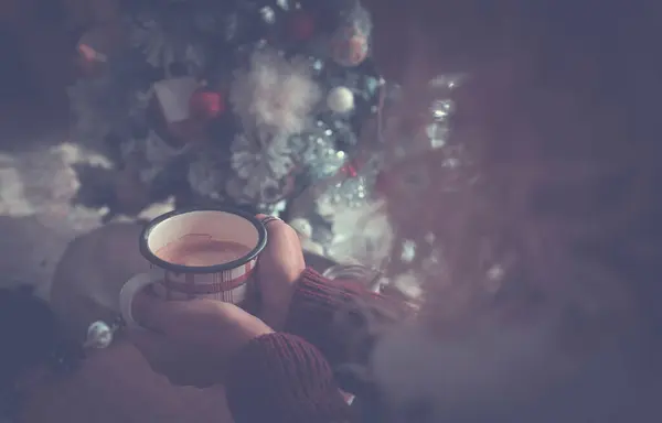 Mujer Sosteniendo Taza Café Casa Durante Navidad — Foto de Stock