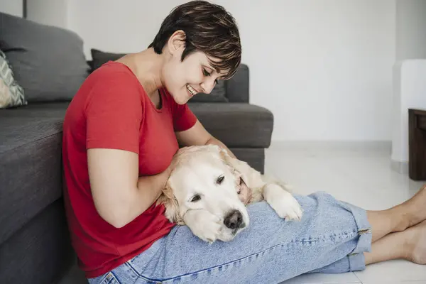 Smiling Woman Sitting Golden Retriever Home — Stock Photo, Image
