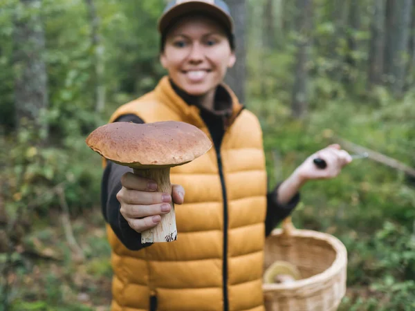 Mulher Sorridente Segurando Cogumelo Floresta — Fotografia de Stock