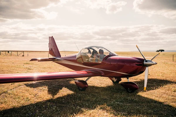 Mulher Madura Piloto Masculino Avião Durante Dia Ensolarado — Fotografia de Stock