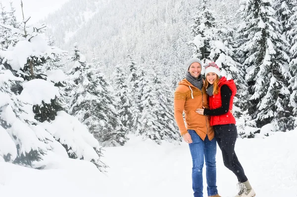 Casal Sorridente Juntos Neve Durante Inverno — Fotografia de Stock