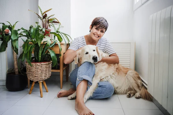 Smiling Woman Sitting Dog Plants Home — Stock Photo, Image