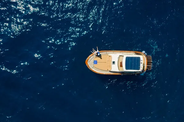 Casal Barco Motorizado Mar Durante Dia Ensolarado — Fotografia de Stock