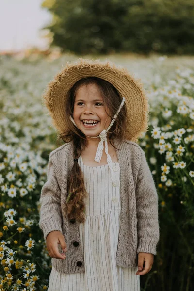 Glückliches Mädchen Mit Hut Steht Blumenfeld — Stockfoto