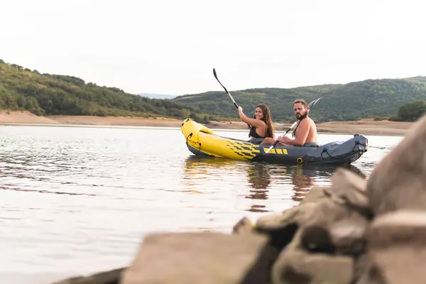 度假期间男女朋友在湖中划船 — 图库照片