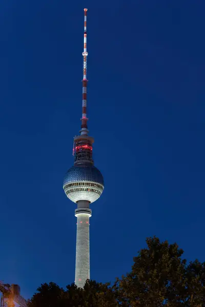 Německo Berlín Berlín Televizní Věž Stojící Proti Jasnému Nebi Noci — Stock fotografie