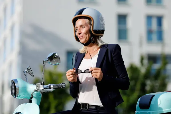 Reife Geschäftsfrau Mit Sonnenbrille Sitzt Auf Motorroller — Stockfoto