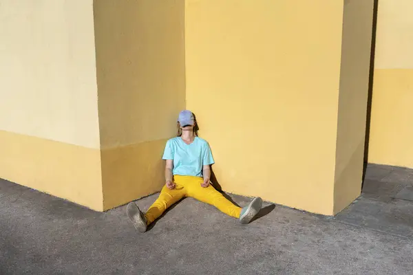 Втомлена Жінка Середнього Віку Сидить Шапочкою Обличчі Жовтою Стіною — стокове фото