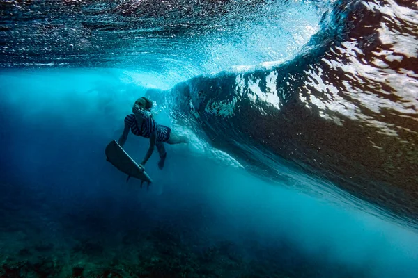 Mujer Con Tabla Surf Buceando Bajo Las Olas — Foto de Stock