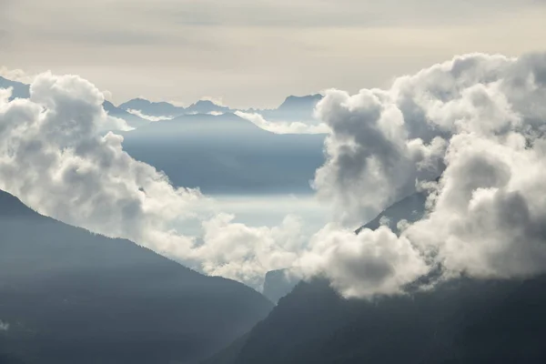 Niedrige Wolken Schweben Der Abenddämmerung Über Dem Gotthardpass — Stockfoto
