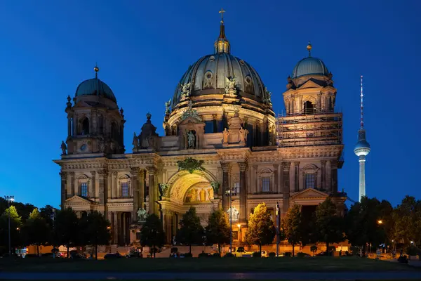 Alemania Berlín Fachada Catedral Berlín Noche Con Torre Televisión Berlín — Foto de Stock