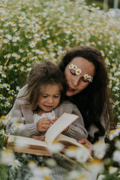 Libro Lectura Madre Con Hija Campo Flores — Foto de Stock