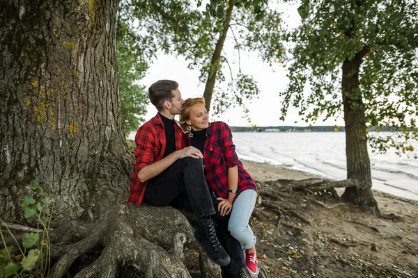 Hombre Besar Mujer Mientras Sienta Bajo Árbol — Foto de Stock