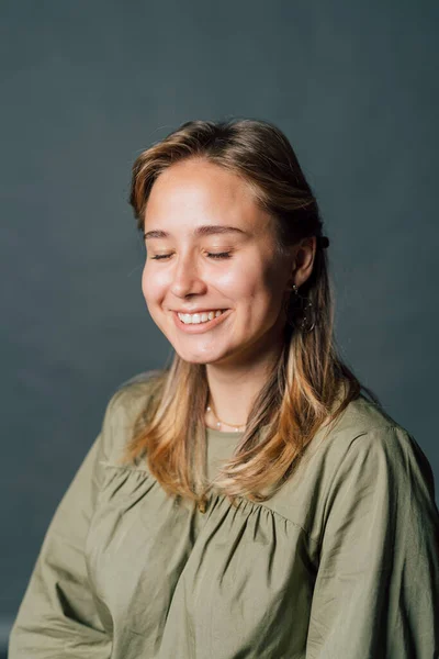 Jeune Femme Souriante Avec Les Yeux Fermés Studio — Photo