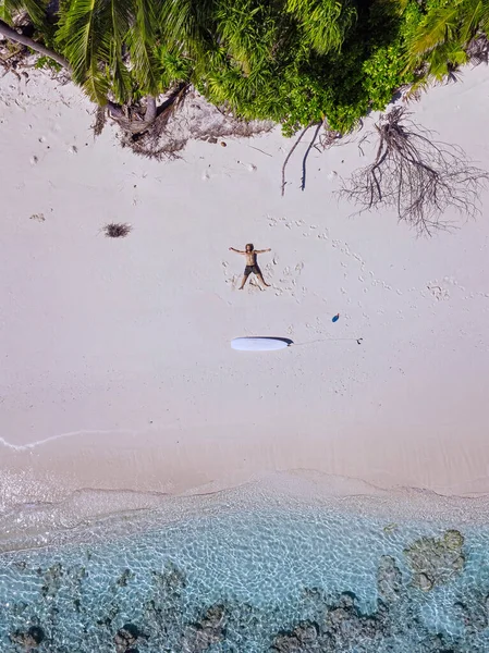 Hombre Con Los Brazos Extendidos Relajándose Playa —  Fotos de Stock