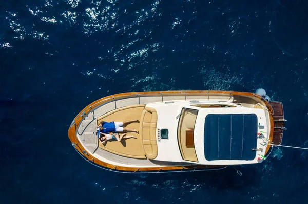 Paar Entspannt Sich Bei Sonnigem Wetter Motorboot — Stockfoto