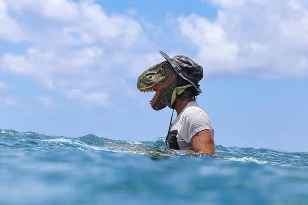 Man Wearing Dinosaur Mask Sea Sunny Day — Stock Photo, Image