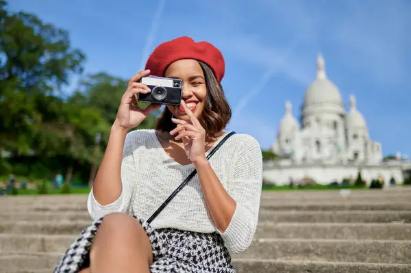 Turista Feminina Fotografando Através Câmera Basilique Sacre Coeur Montmartre Paris — Fotografia de Stock