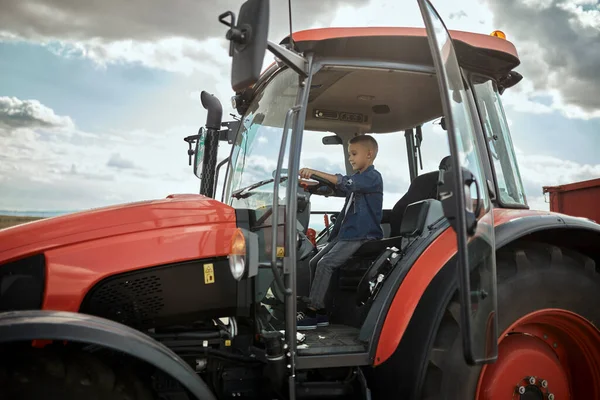 Boy Tractor Conducción Campo — Foto de Stock