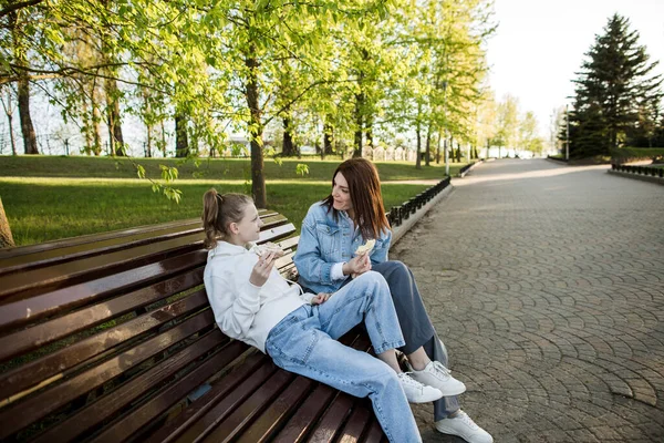 Mother Daughter Talking While Having Food Park — Stock Photo, Image