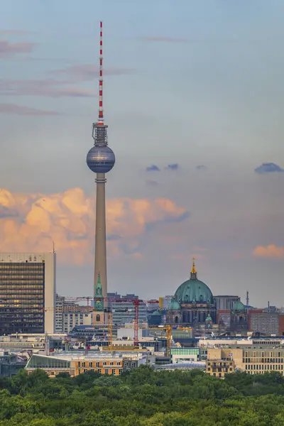德国柏林黄昏的城市天际以柏林电视塔为中心 — 图库照片