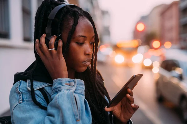 Γυναίκα Κινητό Τηλέφωνο Ρυθμίζοντας Ακουστικά Στο Δρόμο — Φωτογραφία Αρχείου