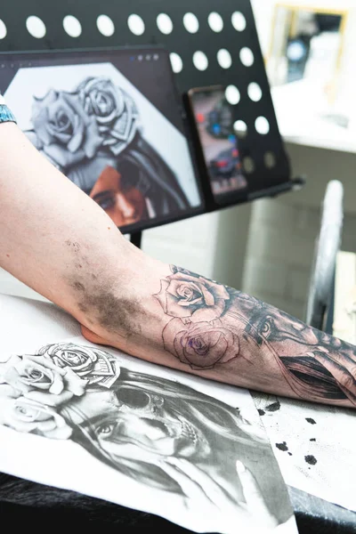 Mężczyzna Tatuażem Ramieniu Studio — Zdjęcie stockowe
