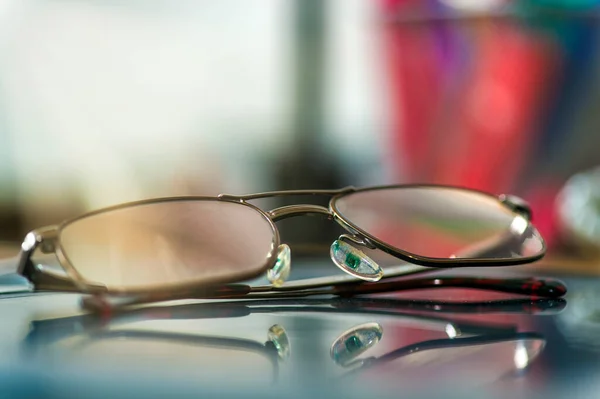 Reflexion Der Brille Auf Dem Hintergrund Nahaufnahme — Stockfoto