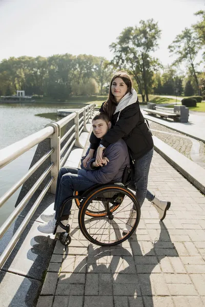 Frau Umarmt Mann Rollstuhl Böschung — Stockfoto