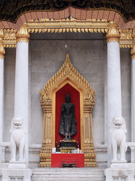 Löwenstatuen im thailändischen Tempel — Stockfoto