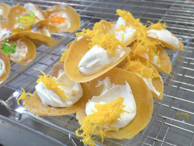 Soğutma üzerinde çıtır krep raf, biraz Tay sweetmeat, Tayland