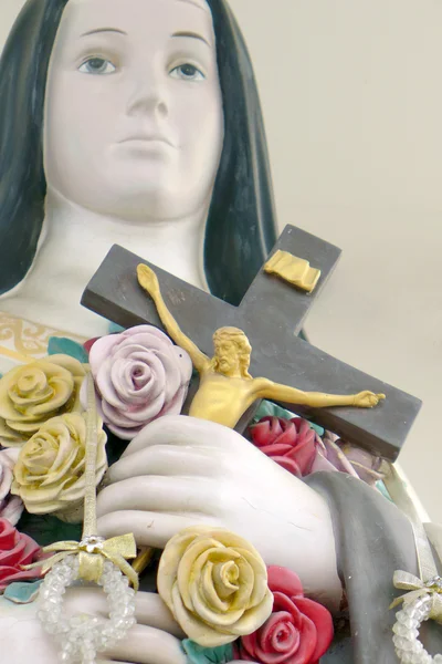 Gekreuzigter Jesuschrist in der Hand einer Statue heiliger Frauen — Stockfoto