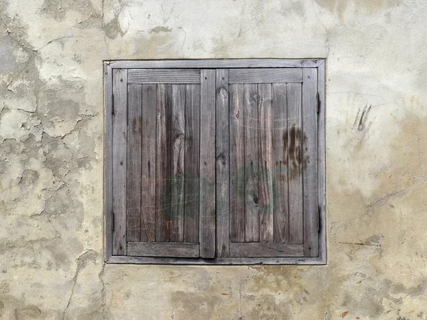 Holzfenster auf altem Wandhintergrund — Stockfoto