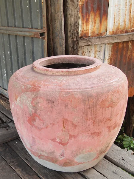 Maceta de arcilla en el agua potable es la forma de vida tailandesa — Foto de Stock