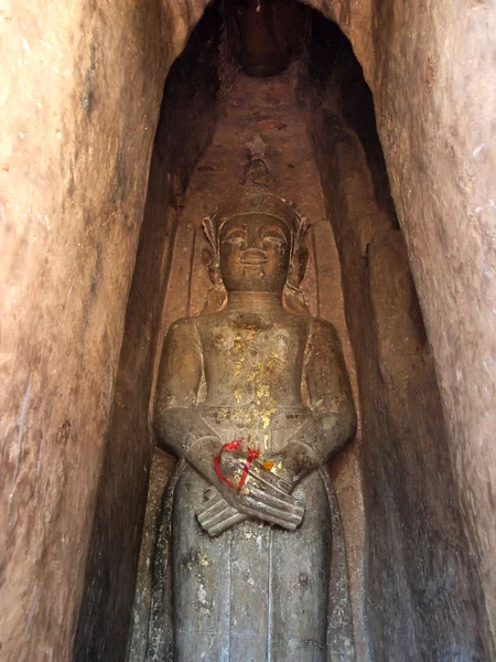 Будда в туннеле, Таиланд — стоковое фото