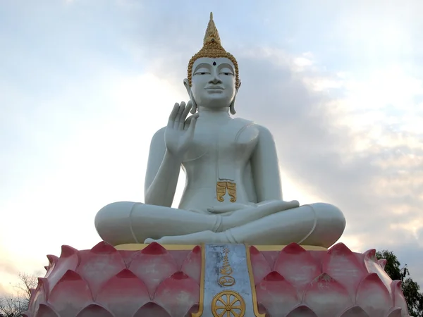 Güzel heykel buddha Tapınağı Tayland at — Stok fotoğraf