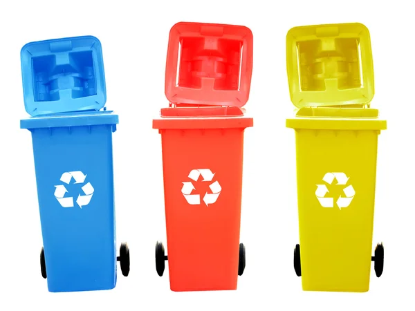 Красочные контейнеры для переработки, изолированные знаком "Recycle" для концепции "Зеленый мир" — стоковое фото