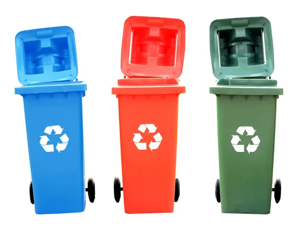Bunte Wertstofftonnen isoliert mit Recyclingschild für Green-World-Konzept — Stockfoto