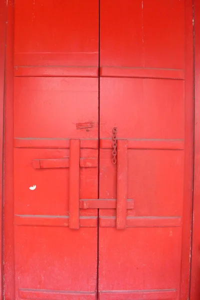 Red door is locked — Zdjęcie stockowe