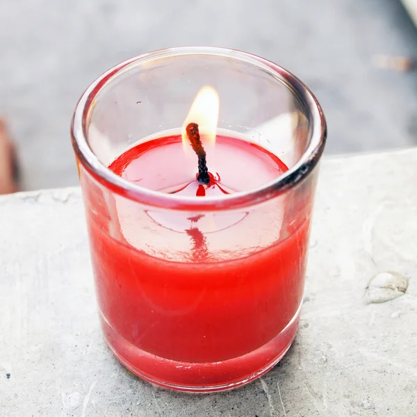 Pilar vermelho vela queimando — Fotografia de Stock
